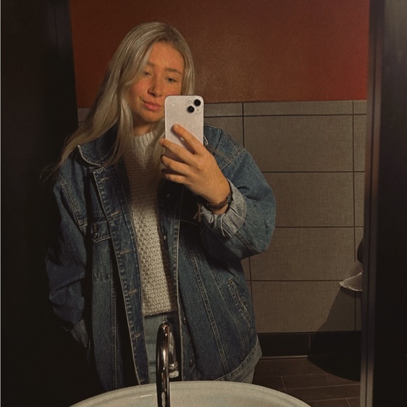 Meet your Posher, Hailey - Picture 1 of 1